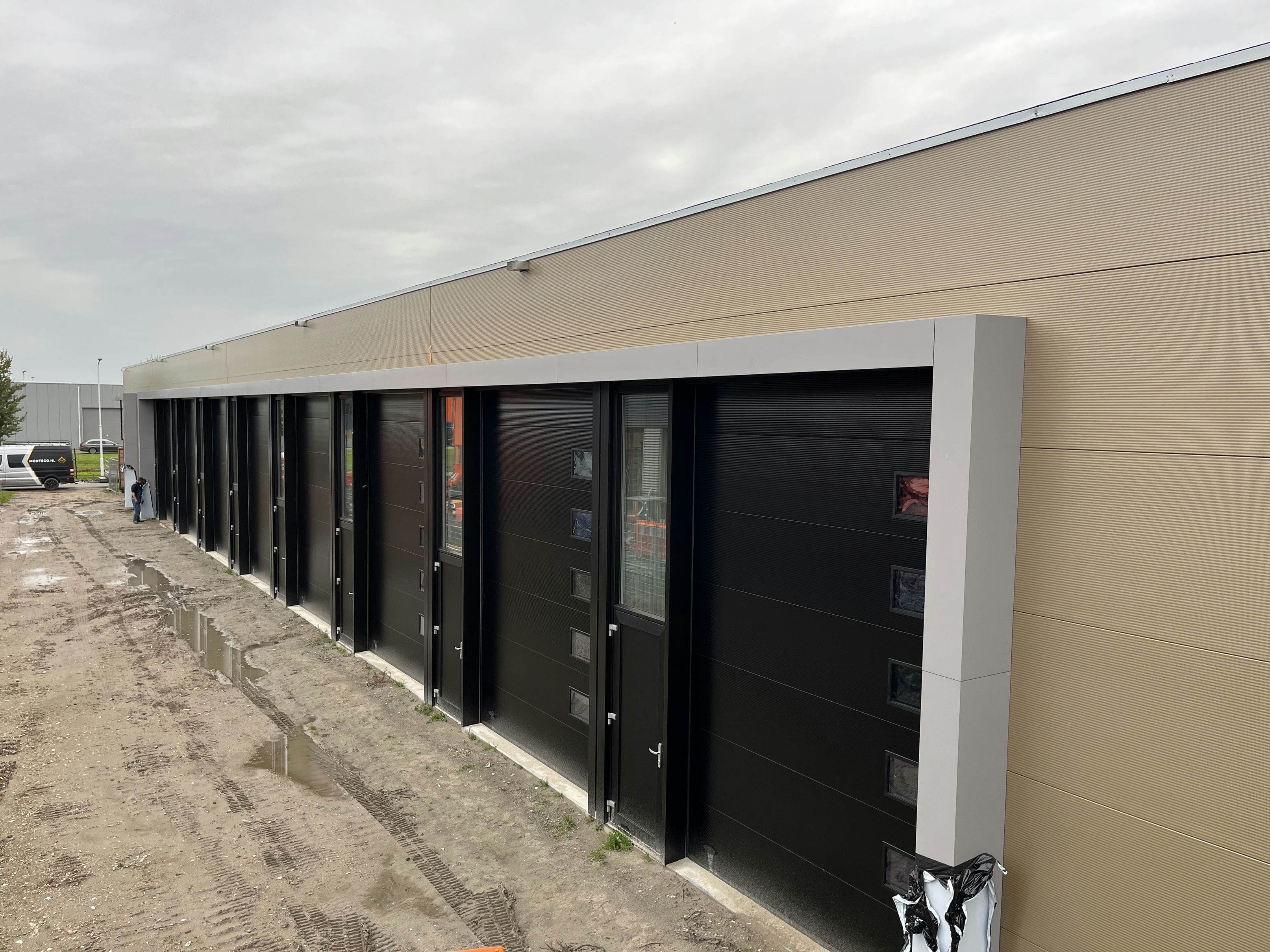 Alucobond - installatie van aluminium versterkte platen op de kaders van dit gebouw